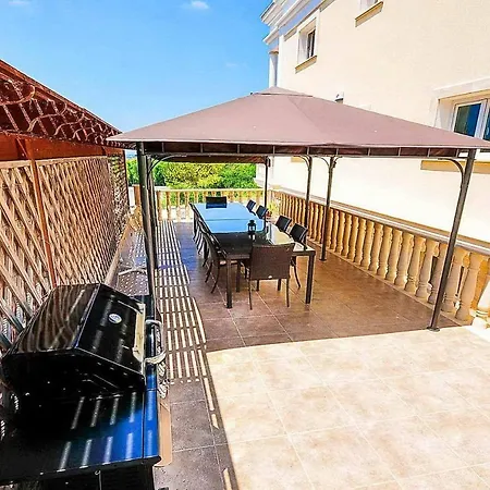 Villa Mansion View *